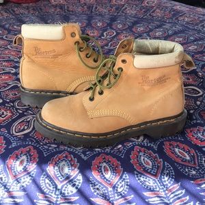 Tan Dr. Martens